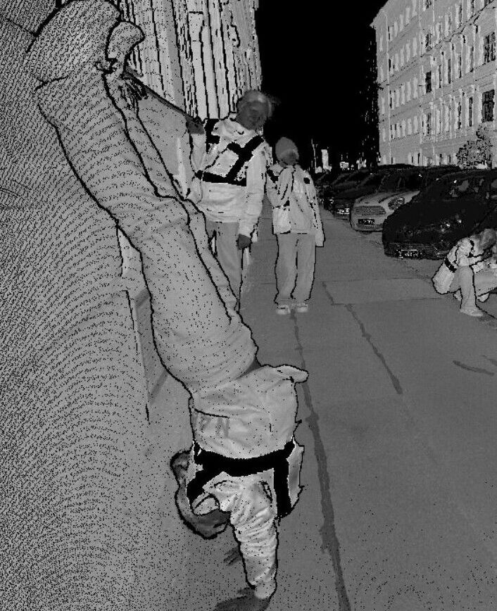 Mädchen macht einen Handstand an die Wand angelehnt beim Wiener Töchtertag