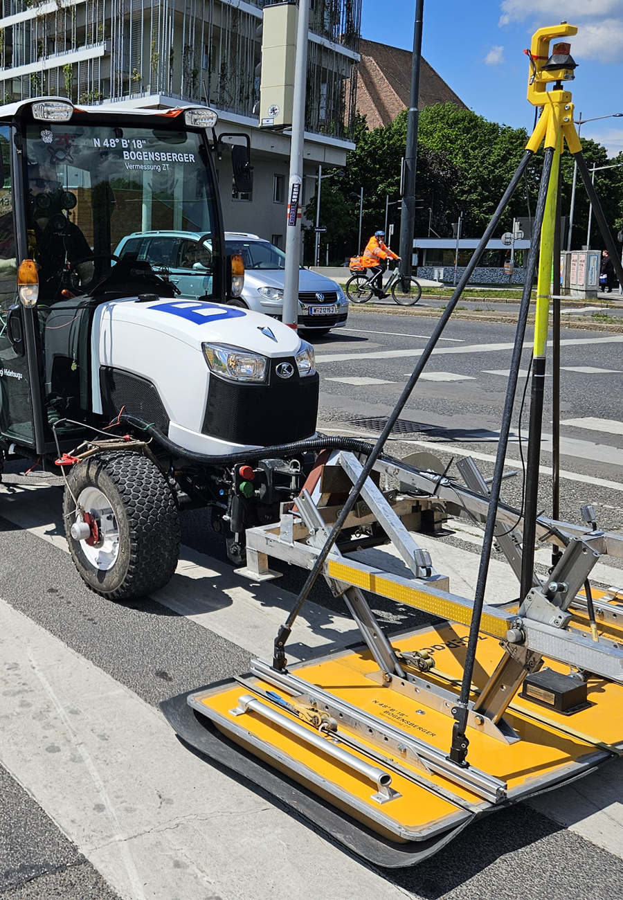 Der Traktor von Boegnsberger mit dem Bodenradar davor auf einer Straße