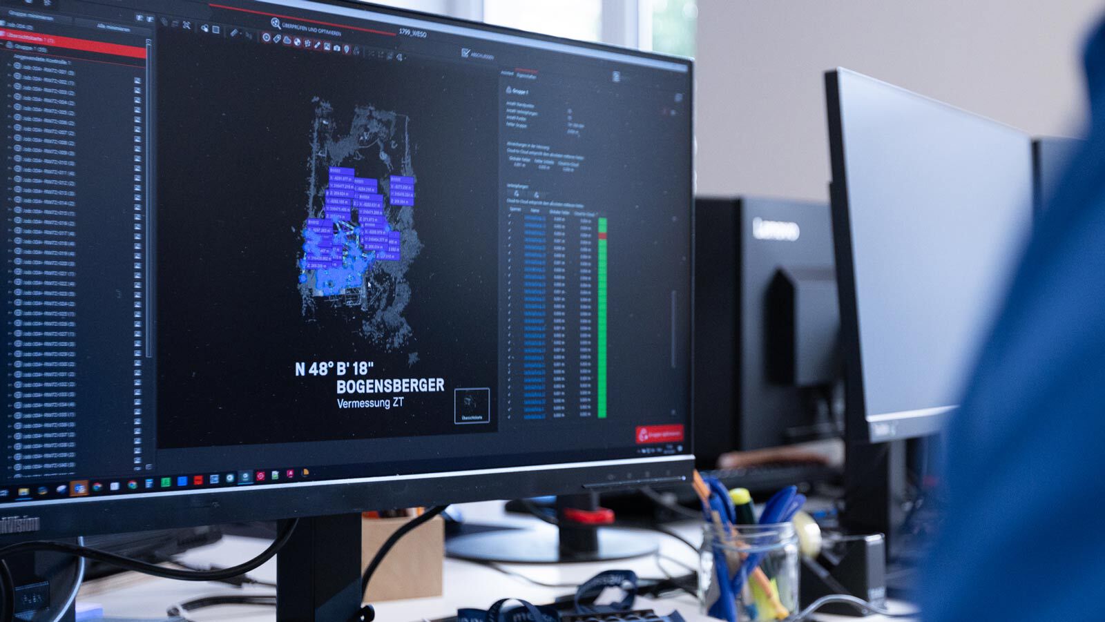 Ein Bildschirm im Büro von Bogensberger Vermessung zeigt die Auswertung von Vermessungdaten
