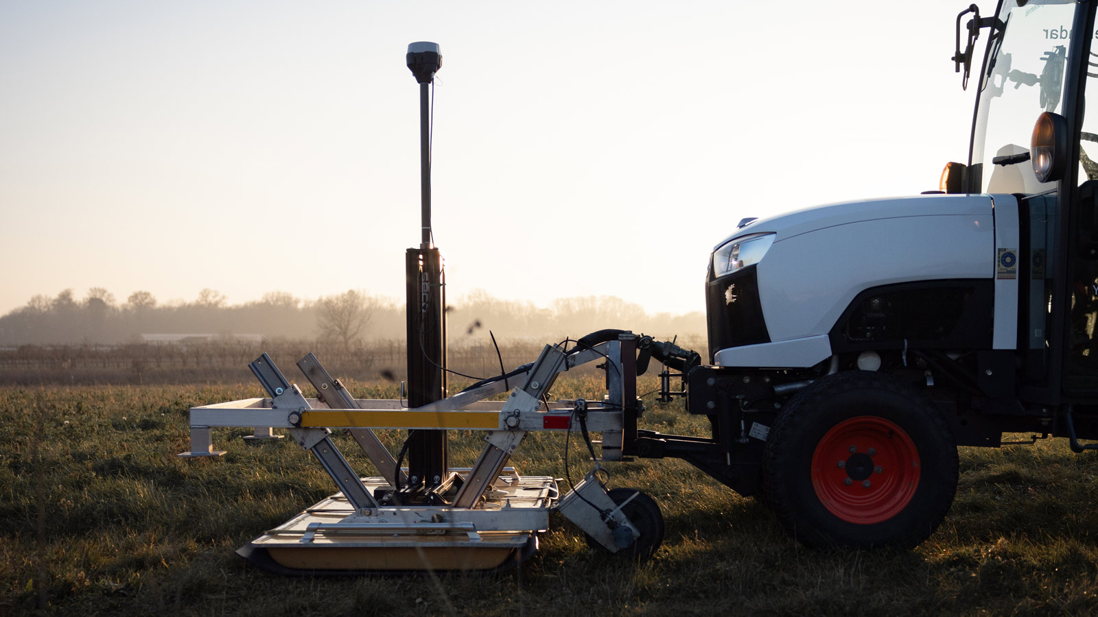 Der Traktor mit dem Bodenradar beim Erkunden eines Ackerbodens