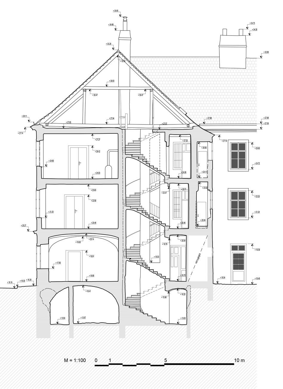 Querschnitt eines Gebäudes von Bogensberger Vermessung durch ein mehrstöckiges Wohnhaus mit Treppenhaus, Innenwänden, Türen, Fenstern, Dachstuhl, Kamin und Fundamenten; Maßstab 1:100.