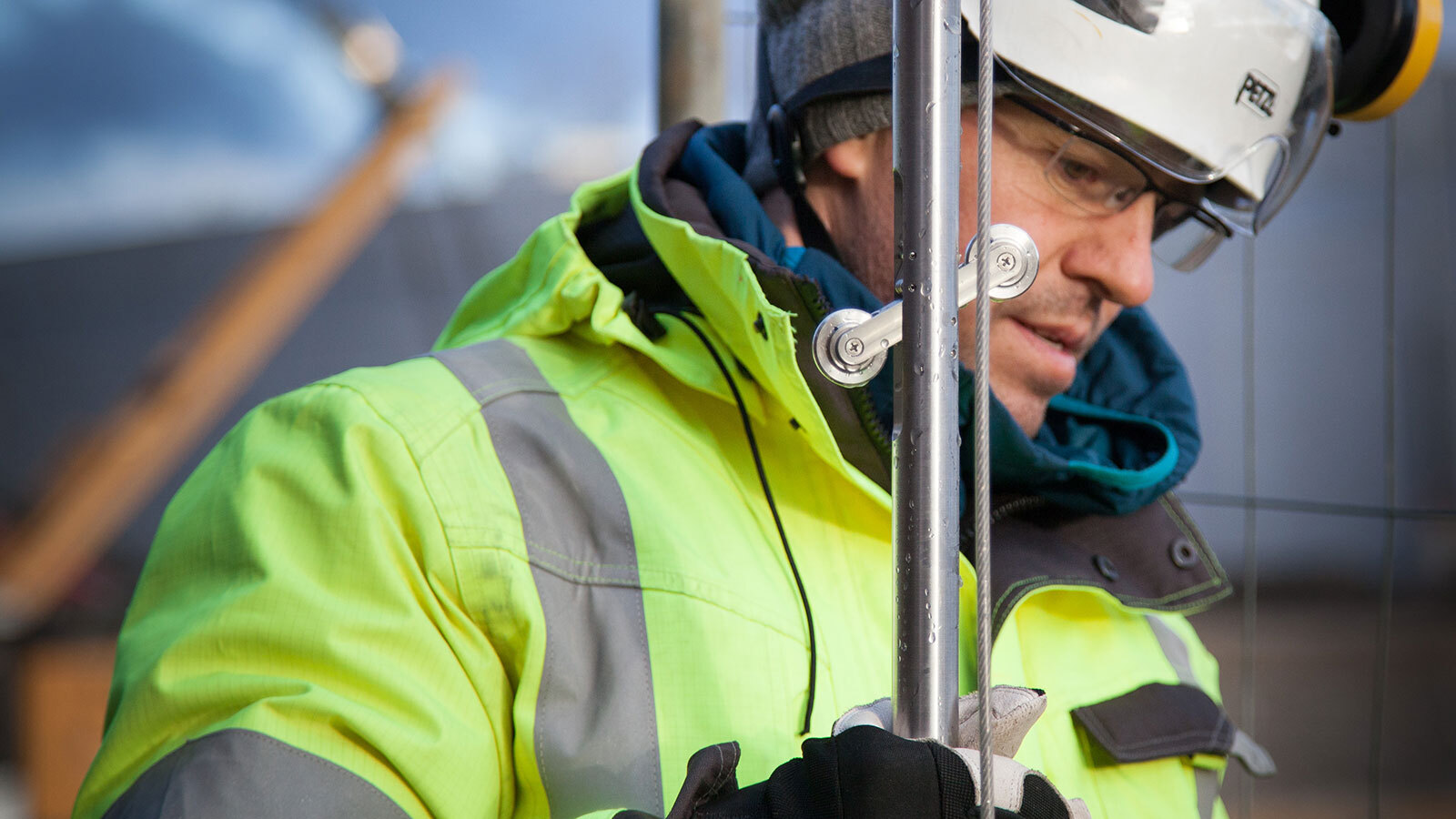 Ein Mitarbeiter von Bogensberger mit einem Inklinometer auf einer Baustelle