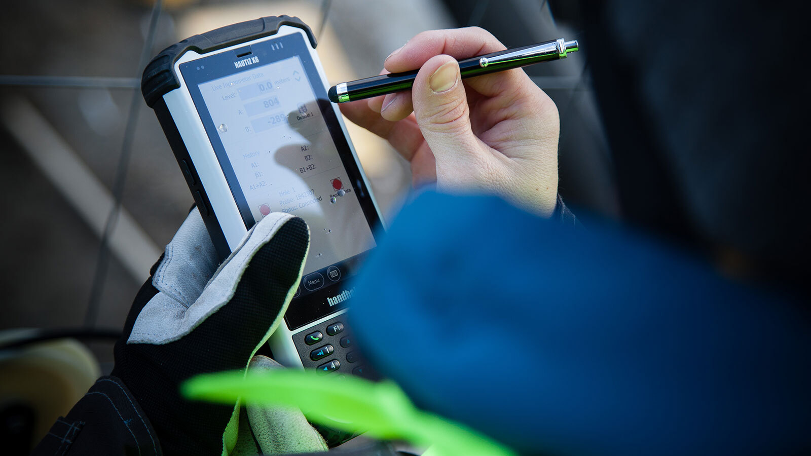 Ein Mitarbeiter von Bogensberger bei Einstellungen für die Messung mit einem Inklinometer