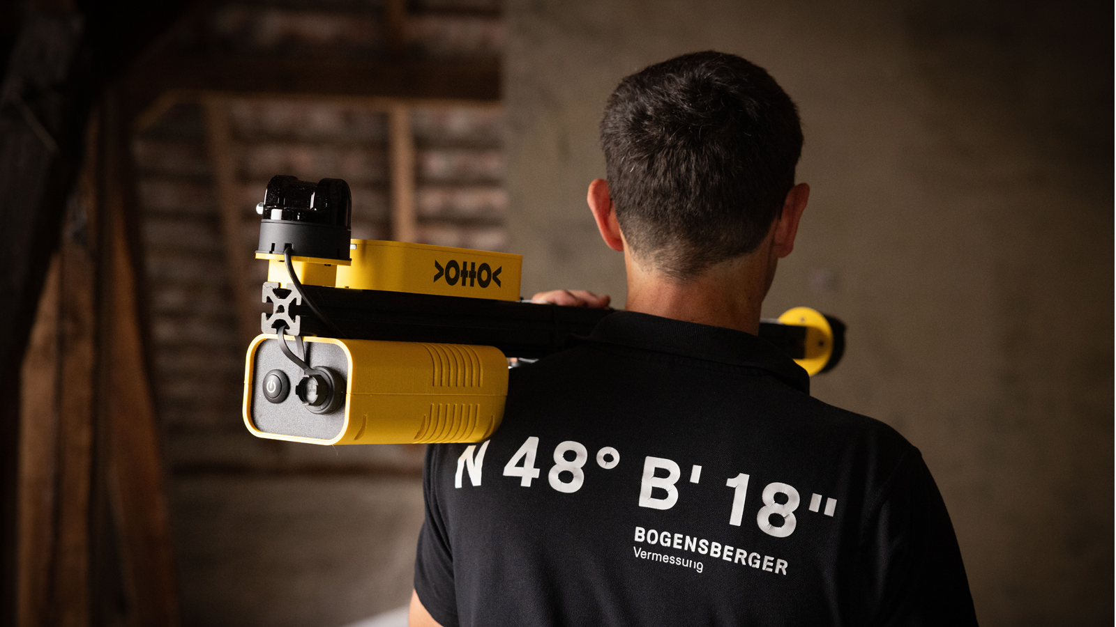 Boris Bogensberger mit >OttO> scanner  two auf der Schulter auf einem Dachboden