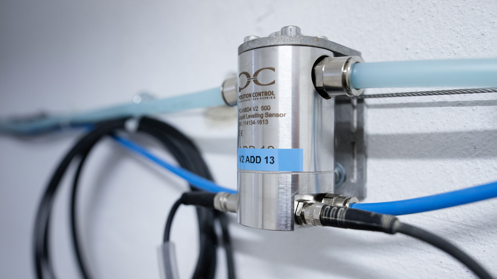 Ein Schlauchwaagensensor wurde von Bogensberger auf einer Wand montiert