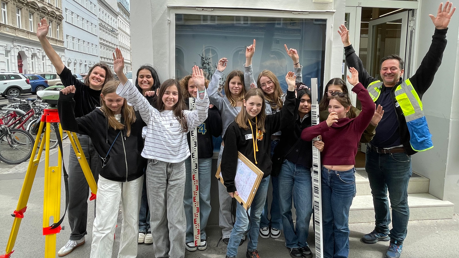 Alle Teilnehmerinnen des Töchtertags und drei MitarbeiterInnen von Bogensberger Vermessung posieren vor dem Buero für ein Gruppenbild