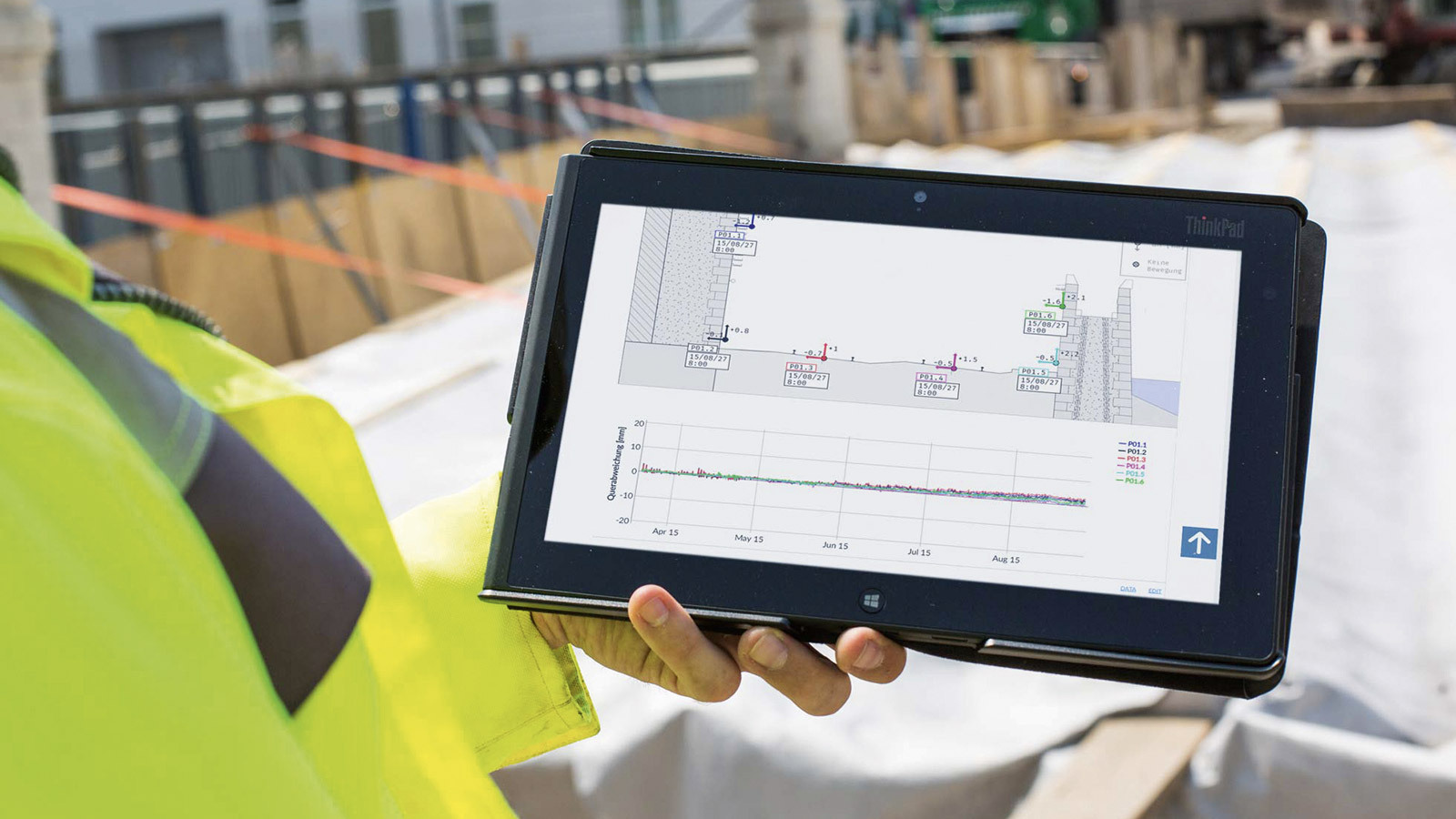 Ein Mitarbeiter von Bogensberger hält ein Tablet in seiner Hand