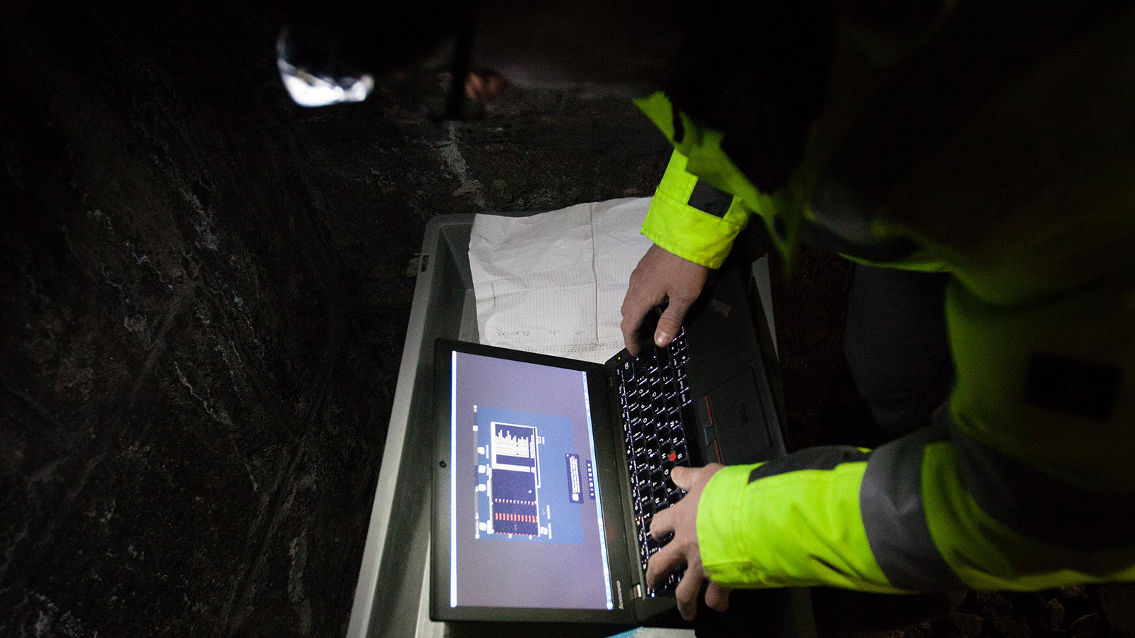 Ein Mitarbeiter von Bogensberger in einem Tunnel mit seinem Notebook