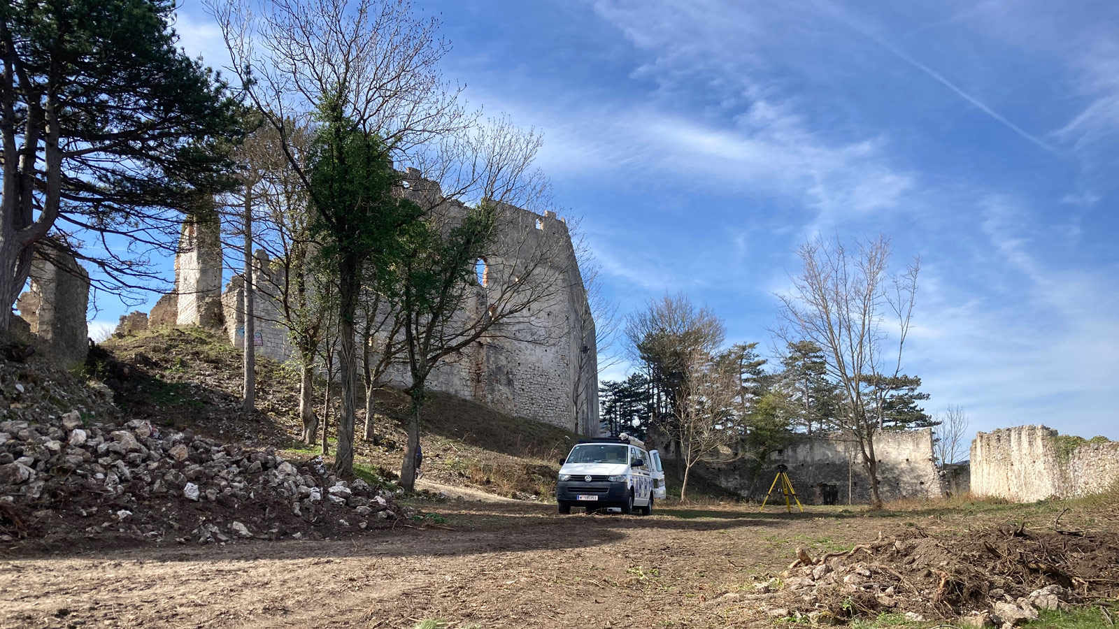 Ein Auto von Bogensberger Vermessung parkt im Innenhof der Burgruine Starhemberg.